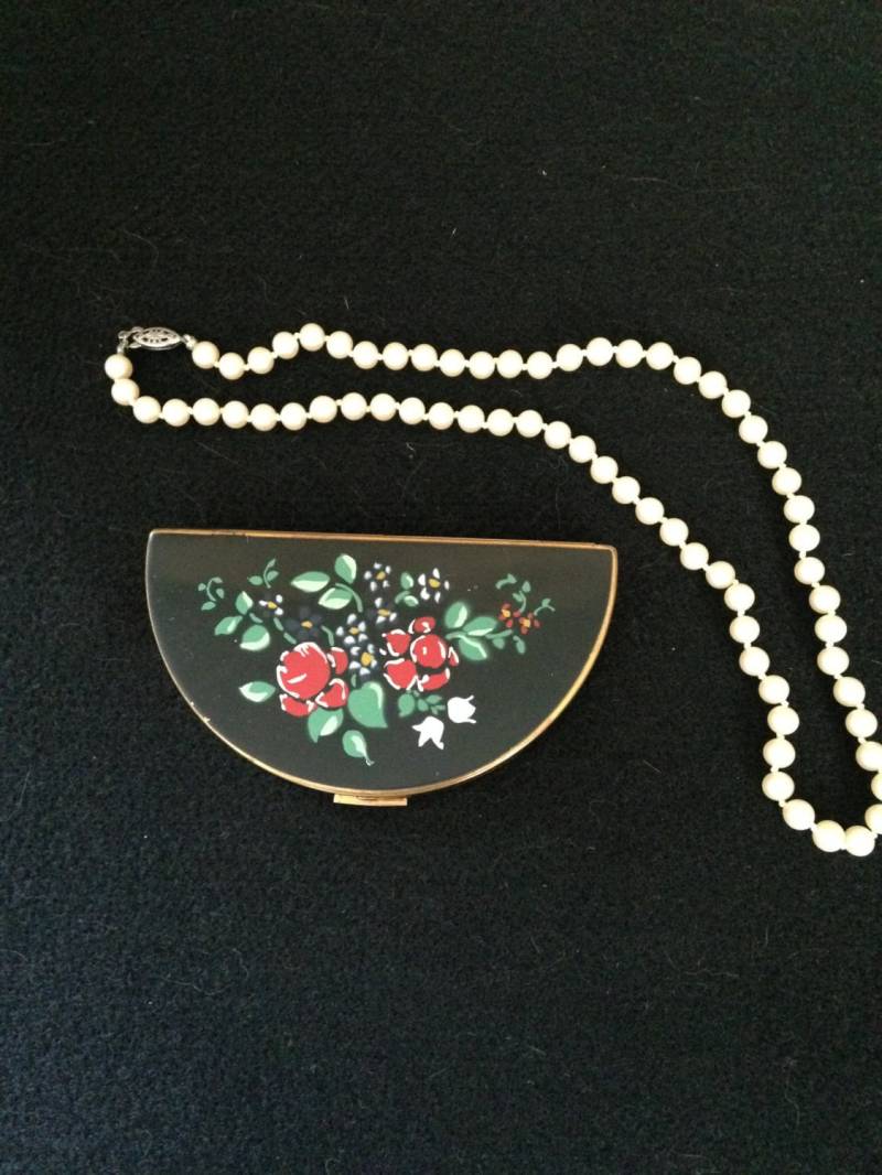 Jahrgang Kompakte Gold Metalfield Kompakt Spiegel Schwarz Mit Rosa Und Roten Blumen Grünen Blättern Scheint, Nie Benutzt von AmazingCollections