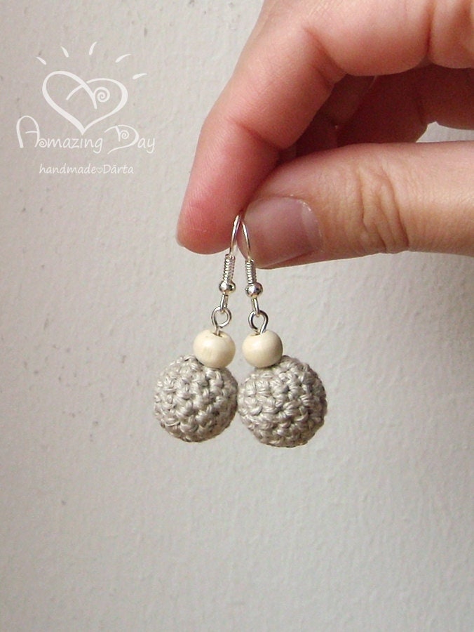 Mini Linen Ohrringe Häkeln Rustikal Grau Ohrringe Natürliche Geschenk Crochet Bead Schmuck. Mit Gehäkelten Leinenperlen. Kleine Eco von AmazingDay
