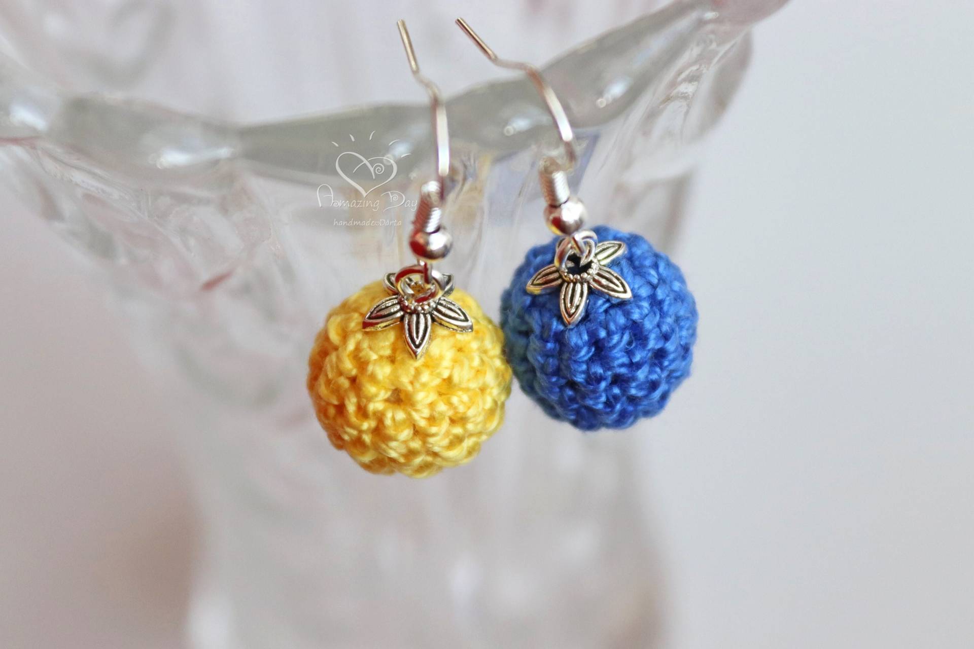 stand With Ukraine Gehäkelte Mini Ohrringe, Gelbe Und Blaue Ball Charity Häkelschmuck. Spende, Unterstütze Die Ukraine stand With Ukraine Gehäkelte Mini Ohrringe, Gelbe Und Blaue Ball Charity Häkelschmuck. Spende, Unterstütze Die Ukraine von AmazingDay