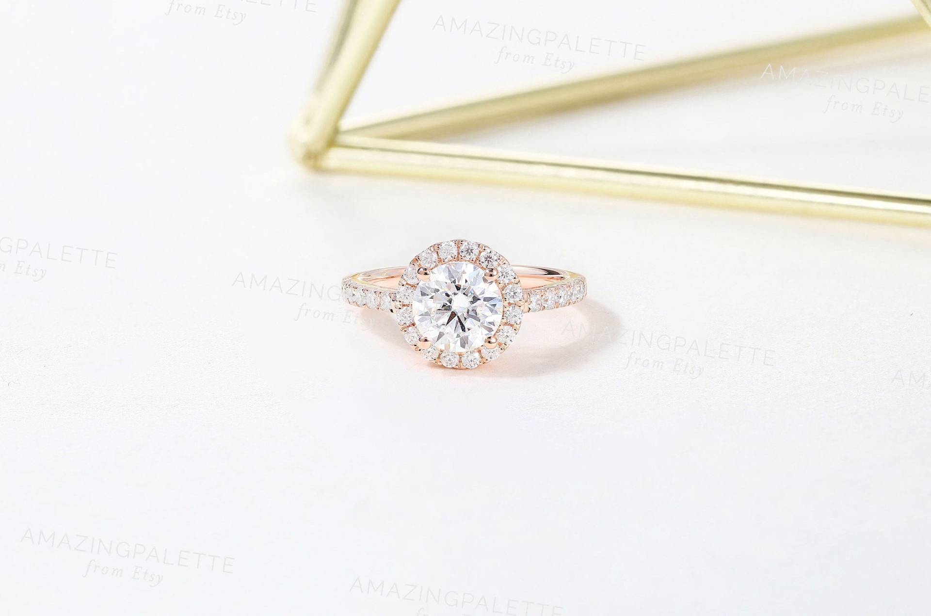 Rundschliff Moissanite Ring Halo Krappenring Half Eternity Diamant Vintage Roségold Art Deco Jubiläumsring von AmazingPalette