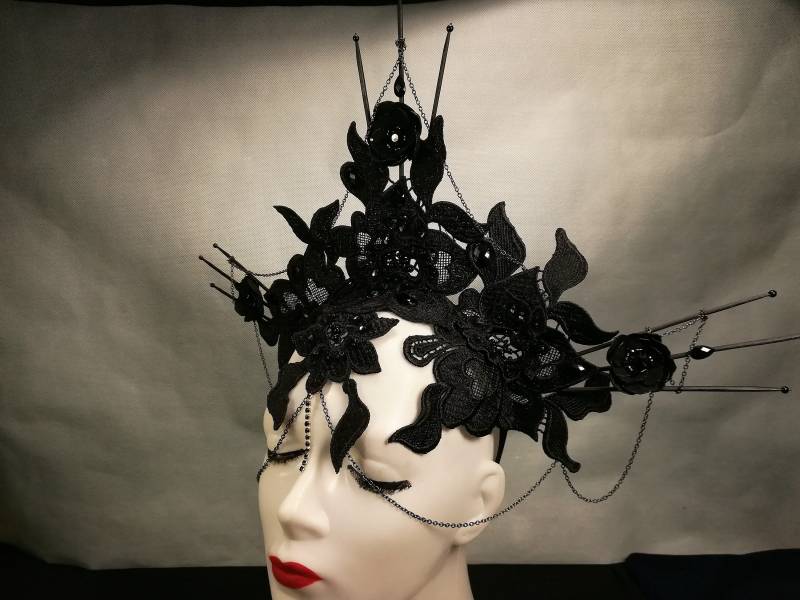 Gothic Queen's Lace Krone Spitze & Kette Schwarzer Fascinator, Göttin Perlen Kopfschmuck, Hexen Inspirierter Partyhut, Evil Queen Spiked Kopfschmuck Gothic Queen's Lace Krone Spitze & Kette Schwarzer Fascinator, Göttin Perlen Kopfschmuck, Hexen Inspirierter Partyhut, Evil Queen Spiked Kopfschmuck von Amazingsatin