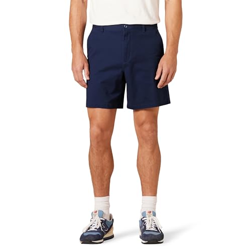 Amazon Essentials Herren 18 cm Lange Chinohose aus Komfort-Stretch mit klassischer Passform, Marineblau, 32W von Amazon Essentials
