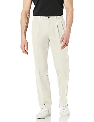 Amazon Essentials Herren Knitterfreie Chinohose mit klassischer Passform und Bügelfalte (erhältlich in Big & Tall), Stone, 34W / 32L von Amazon Essentials