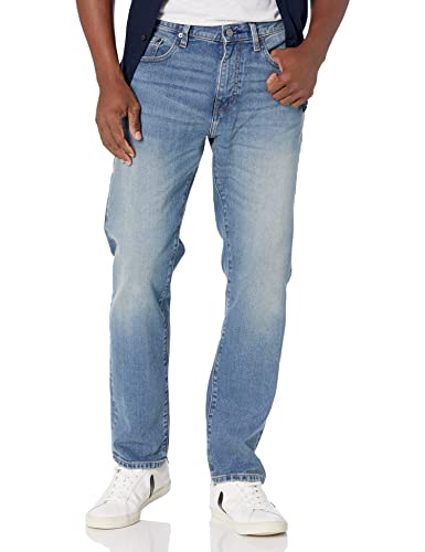 Amazon Essentials Herren Stretchjeans mit lockerer Passform (in Übergrößen erhältlich), Helle Waschung, 50W / 30L von Amazon Essentials