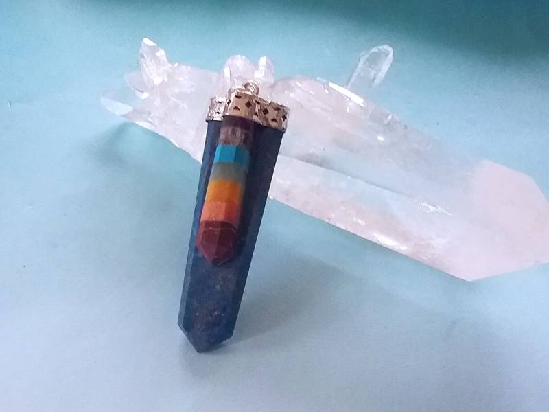 Handgefertigte Lapis Lazuli Anhänger Halskette Mit 7 Chakra Kristallen von AmazonCrystals