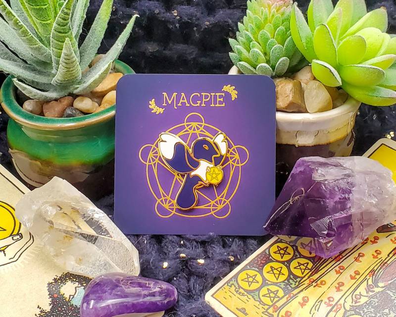 Elster Emaille Pin von AmberAndMoss