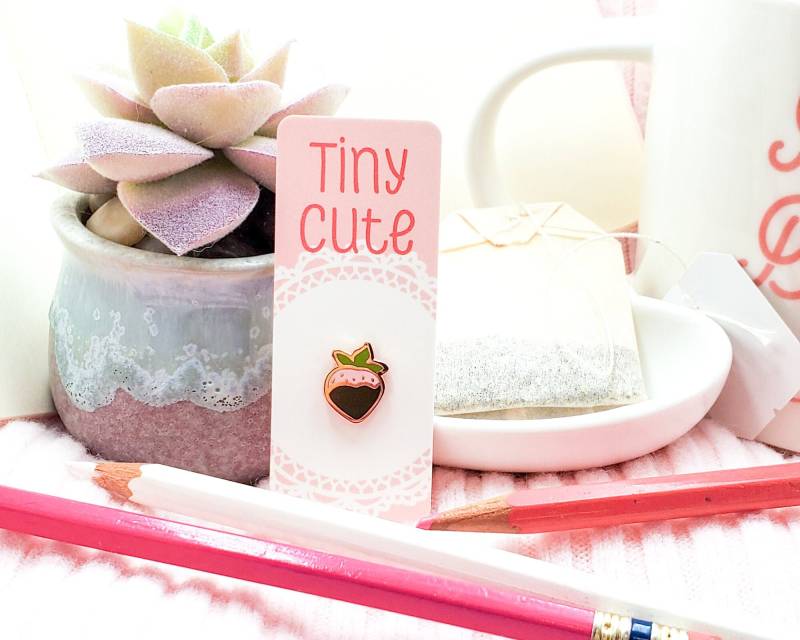 Winziger Schokoladen-Erdbeer-Emaille-Pin von AmberAndMoss