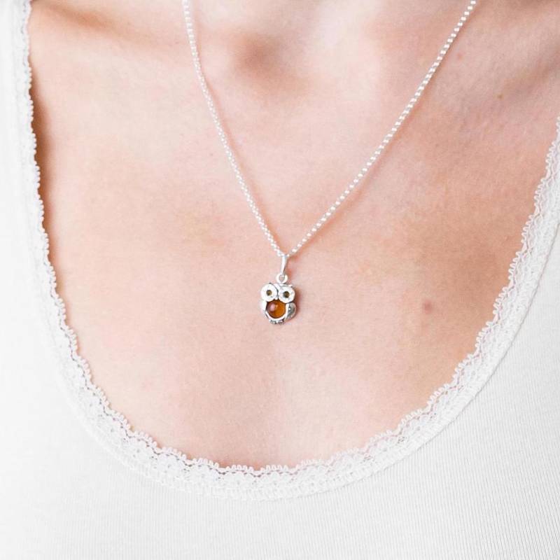 Bernstein Eule Anhänger Halskette Silber Kleine Charm Vogel Schmuck Abschlussgeschenk Lehrer Geschenk Frühlingsgeschenk von AmberCharmJewellery