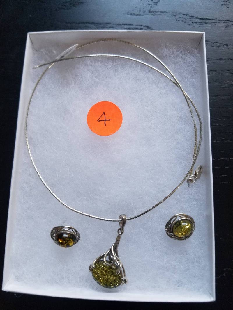 Grün-Bernstein-Anhänger Auf Einem Sterlingsilber Ketten Und Ein Dazu Passendes Paar Ohrringe von AmberHouseTreasures