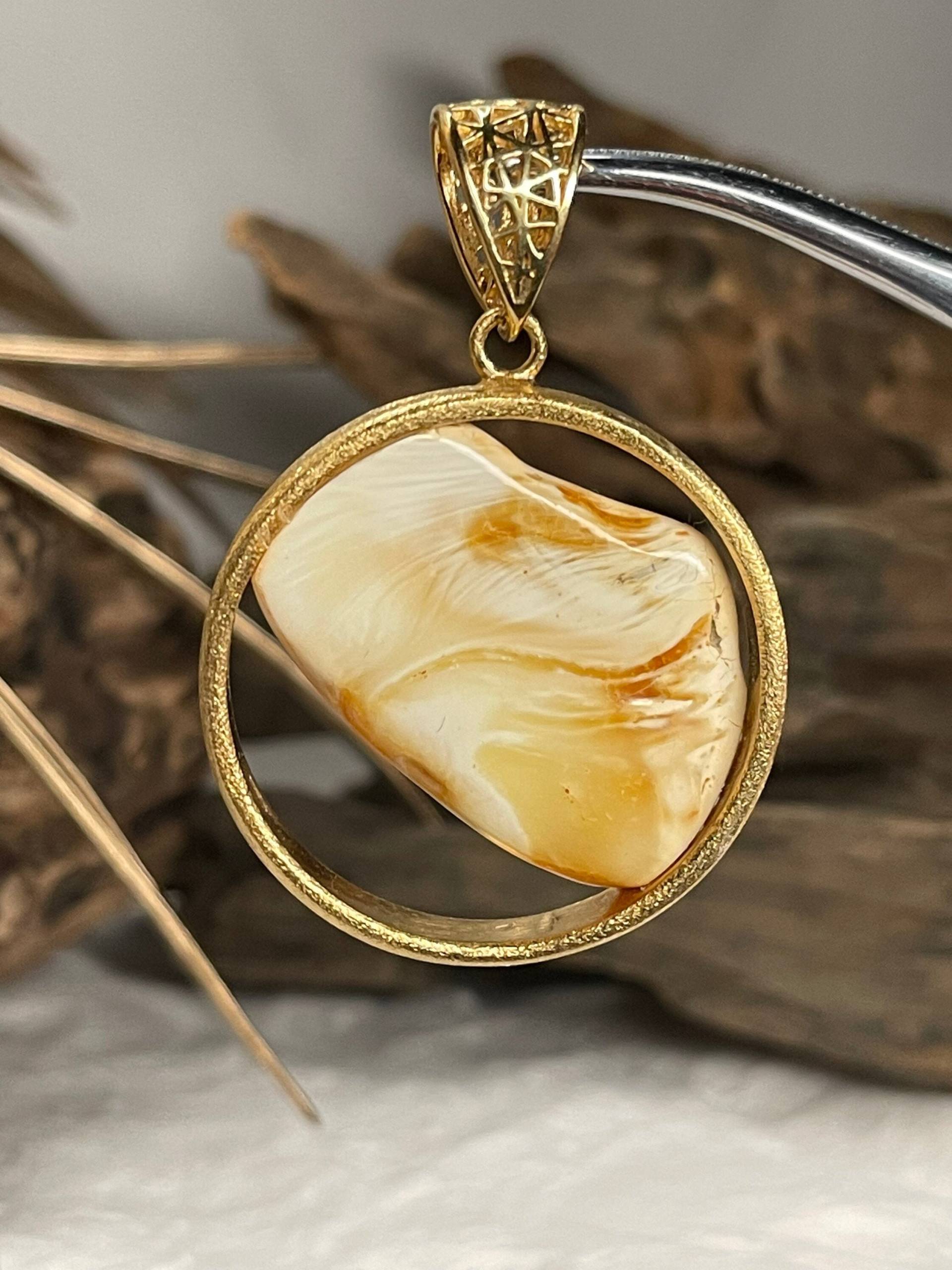 All Natural Baltic Butterscotch Marbling Bernstein Doppelseitiger Anhänger Auf Matt Vergoldetem Metall, Designer All Natural Baltic Butterscotch Marbling Bernstein Doppelseitiger Anhänger Auf Matt Vergoldetem Metall, Designer von AmberProjectsbyFifi