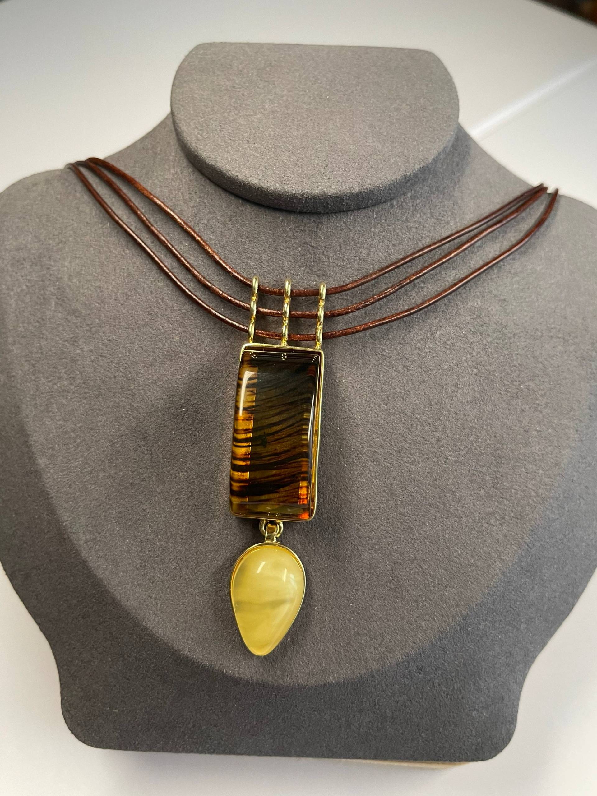 Eleganter Honig Bernstein Anhänger Auf Gold Designer Style Bernstein Mit Mehrsträngiger Lederkette Eleganter Honig Bernstein Anhänger Auf Gold Designer Style Bernstein Mit Mehrsträngiger Lederkette von AmberProjectsbyFifi