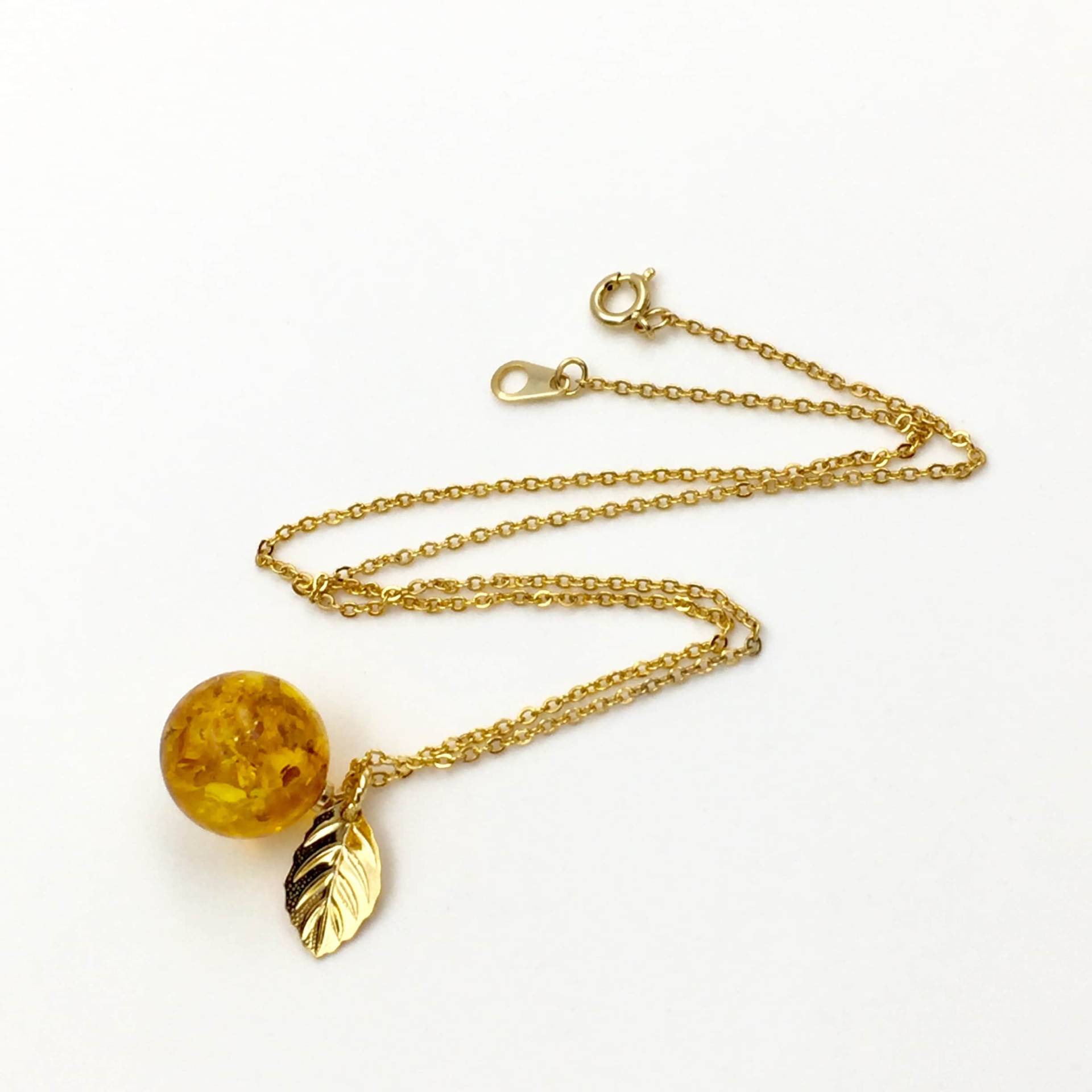 Bernstein Anhänger Mit Kette, Halskette Kugel-Anhänger Aus Bernstein, Goldene Gliederkette Bernstein-Anhänger, Schmuck Bernstein Anhänger Mit Kette, Halskette Kugel-Anhänger Aus Bernstein, Goldene Gliederkette Bernstein-Anhänger, Schmuck von AmberRichCollection