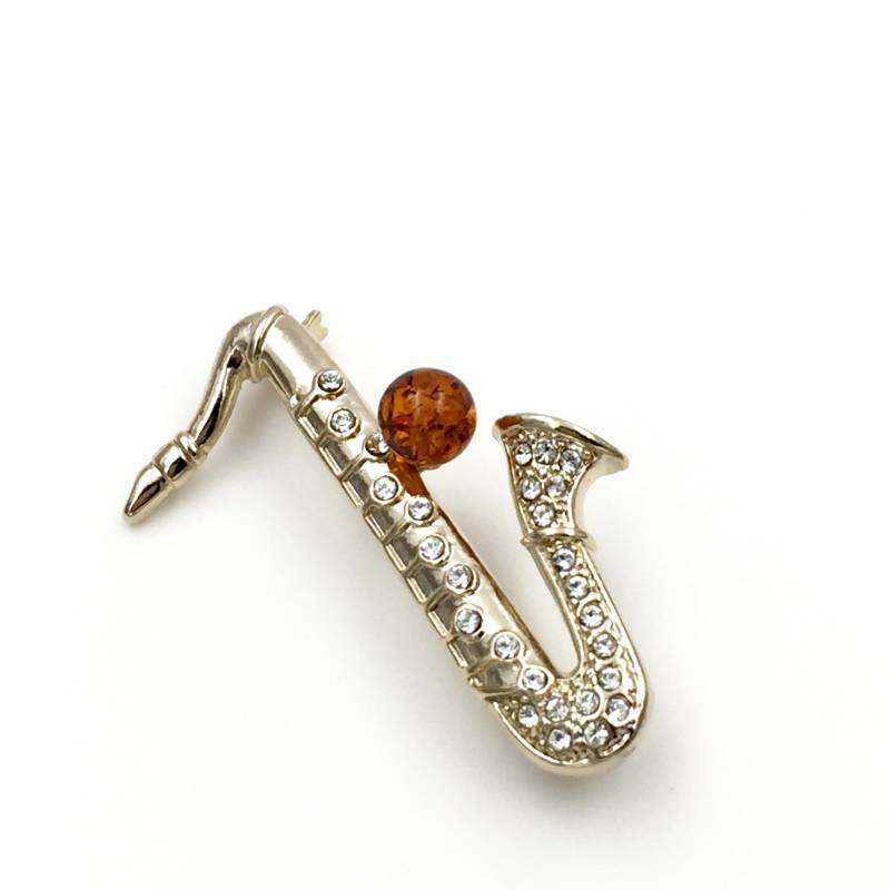 Bernstein Brosche, Brosche Mit Bernsteinperle, Kristallen Im Saxophon-Design, Schmuck von AmberRichCollection