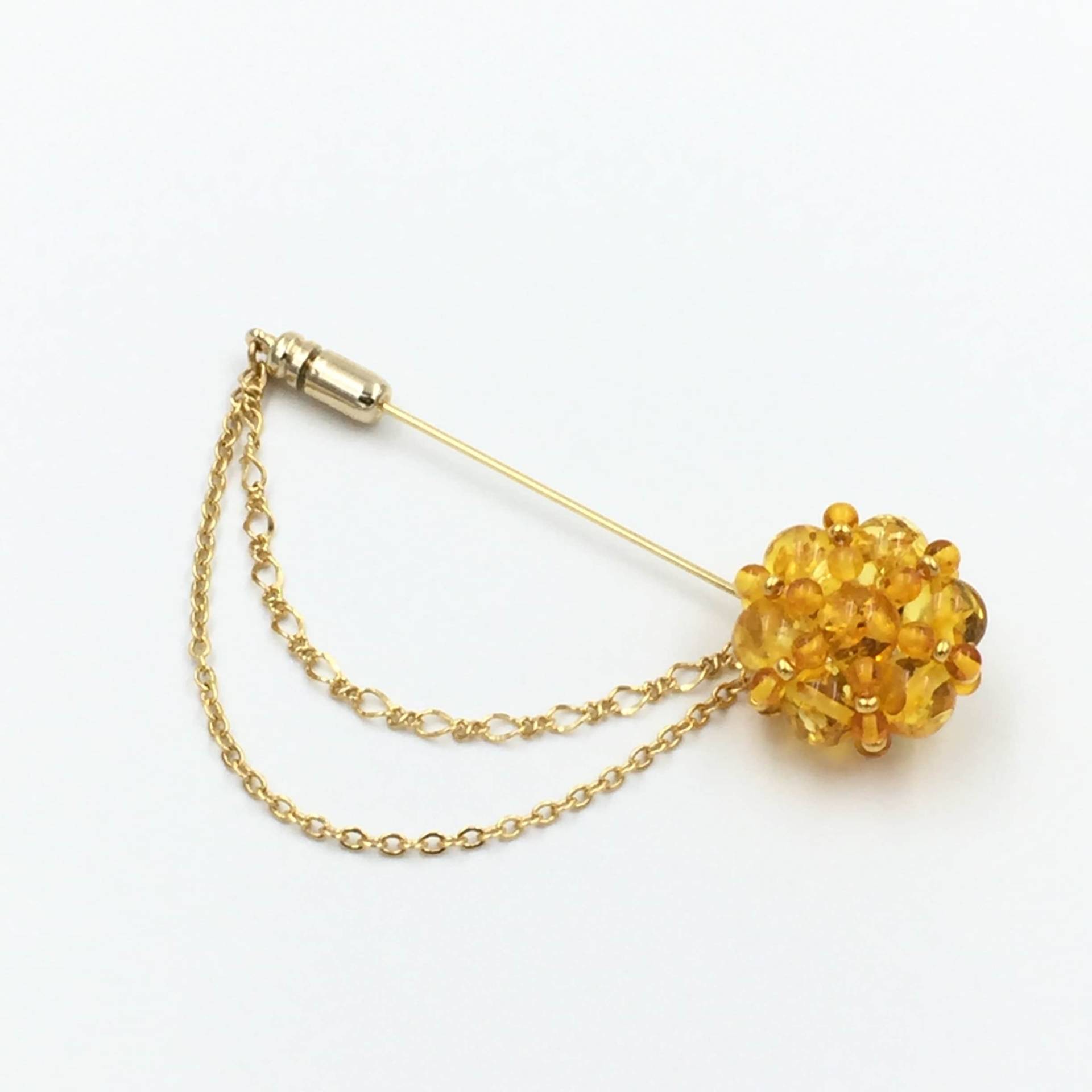 Bernstein Brosche, Goldene Anstecknadel Aus Bernsteinperlen in Goldgelb, Stilvolle Schmucknadel Im Vintage-Design, Schmuckstück Bernstein Brosche, Goldene Anstecknadel Aus Bernsteinperlen in Goldgelb, Stilvolle Schmucknadel Im Vintage-Design, Schmuckstück von AmberRichCollection