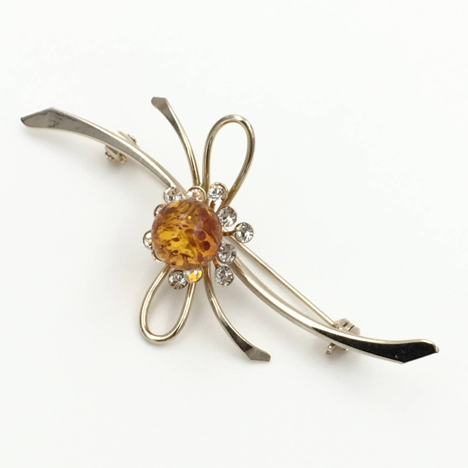 Bernstein Brosche, Herrliche Brosche Mit Bernsteinperle in Cognac, Schmuckstück, Schleife-Form Bernstein Brosche, Herrliche Brosche Mit Bernsteinperle in Cognac, Schmuckstück, Schleife-Form von AmberRichCollection