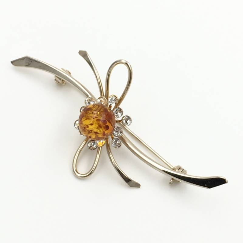 Bernstein Brosche, Herrliche Brosche Mit Bernsteinperle in Cognac, Schmuckstück, Schleife-Form Bernstein Brosche, Herrliche Brosche Mit Bernsteinperle in Cognac, Schmuckstück, Schleife-Form von AmberRichCollection