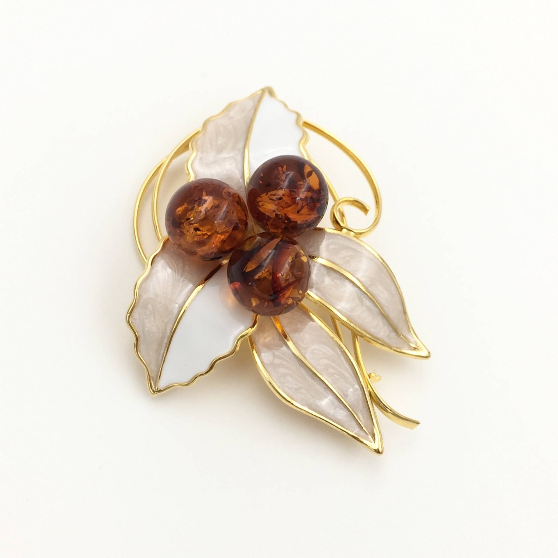 Bernstein Brosche, Opulente Brosche Mit Bernsteinperlen in Cognac, Blumen-Applikation, Schmuckstück Bernstein Brosche, Opulente Brosche Mit Bernsteinperlen in Cognac, Blumen-Applikation, Schmuckstück von AmberRichCollection