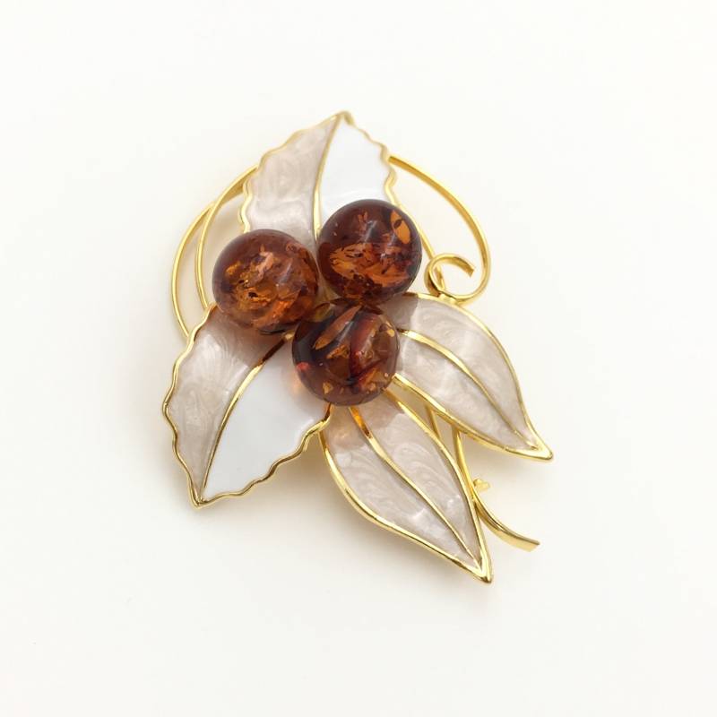 Bernstein Brosche, Opulente Brosche Mit Bernsteinperlen in Cognac, Blumen-Applikation, Schmuckstück Bernstein Brosche, Opulente Brosche Mit Bernsteinperlen in Cognac, Blumen-Applikation, Schmuckstück von AmberRichCollection