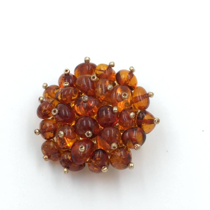 Bernstein Brosche, Opulente Brosche Mit Bernsteinperlen in Cognac, Im Natur-Design, Schmuckstück von AmberRichCollection