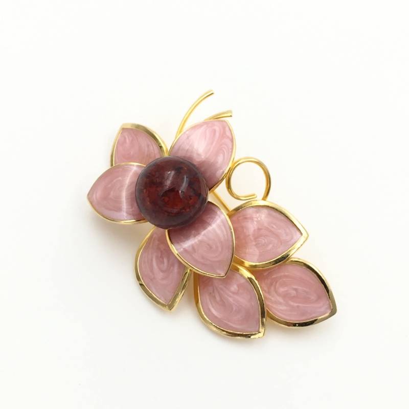 Bernstein Brosche, Reizende Brosche Mit Bernsteinperle in Kirschrot, Emaille Pastellrosa, Schmuckstück von AmberRichCollection
