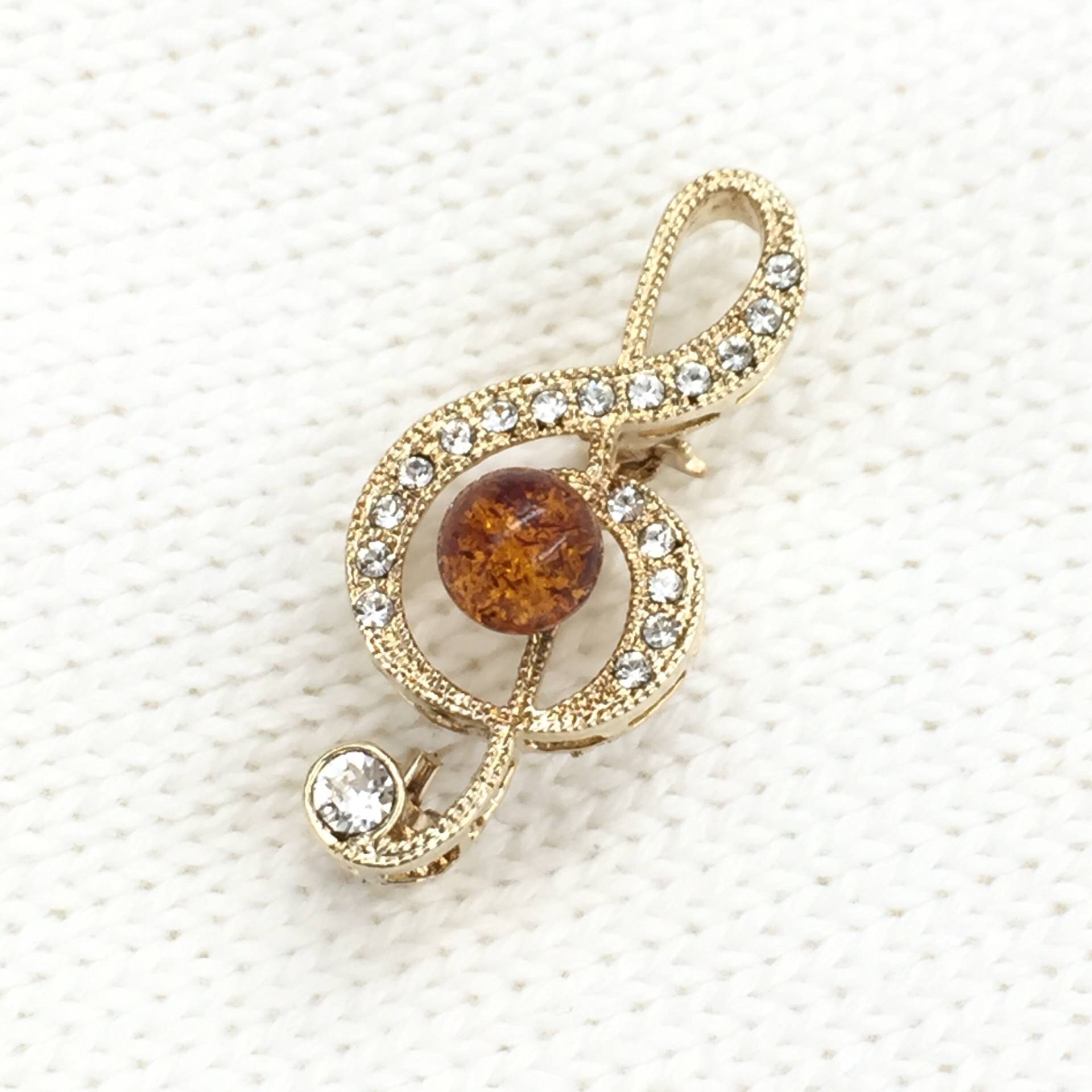 Bernstein Brosche, Zierliche Brosche Mit Bernsteinperle in Cognac, Im Notenschlüssel-Design, Schmuckstück Bernstein Brosche, Zierliche Brosche Mit Bernsteinperle in Cognac, Im Notenschlüssel-Design, Schmuckstück von AmberRichCollection