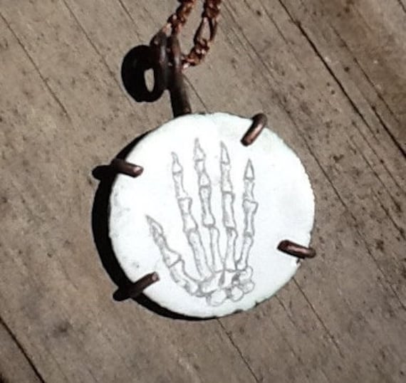 Skelett Hand Knochen Illustration Zeichnung Auf Weiß Emailliert Kupfer Scheibe 25mm 1" Halloween Oxidierte Anhänger Halskette von AmberZen