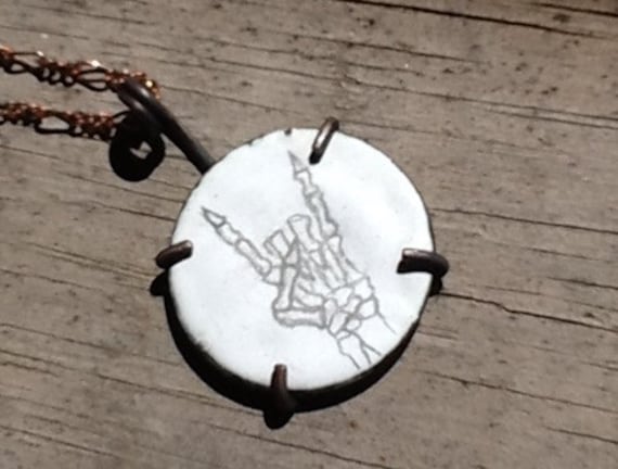 Skeletthand Illustration Rock Auf Zeichnung Weiße Emaillierte Kupferne Scheibe 25mm 1" Oxidiertes Kupfer Anhänger Halskette Skeletthand Illustration Rock Auf Zeichnung Weiße Emaillierte Kupferne Scheibe 25mm 1" Oxidiertes Kupfer Anhänger Halskette von AmberZen