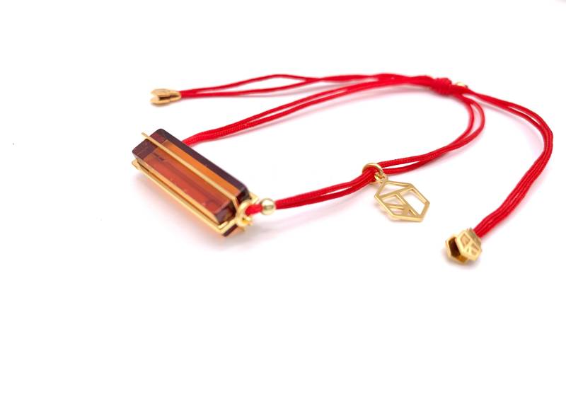 Armband Bernstein Mit Rotem Band, in Cognac Armband Bernstein Mit Rotem Band, in Cognac von AmberzoneDE