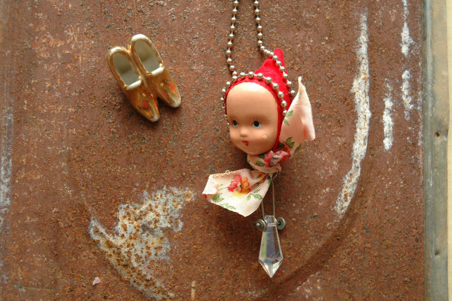 Rotkäppchen Halskette | Vintage Nancy Ann Kitsch Kunst Antiker Puppenkopf Krebsbewusstsein Tragbar Art Statement Schmuck Rotkäppchen Halskette | Vintage Nancy Ann Kitsch Kunst Antiker Puppenkopf Krebsbewusstsein Tragbar Art Statement Schmuck von AmbientAtelier