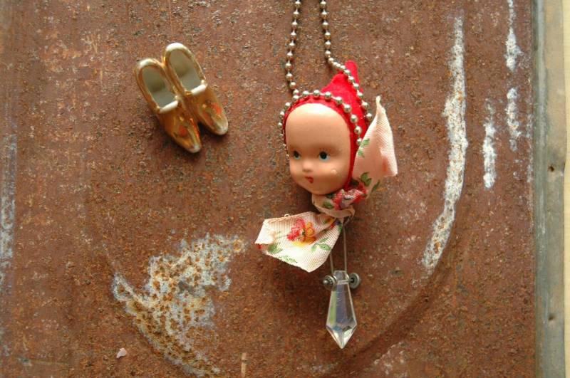 Rotkäppchen Halskette | Vintage Nancy Ann Kitsch Kunst Antiker Puppenkopf Krebsbewusstsein Tragbar Art Statement Schmuck Rotkäppchen Halskette | Vintage Nancy Ann Kitsch Kunst Antiker Puppenkopf Krebsbewusstsein Tragbar Art Statement Schmuck von AmbientAtelier