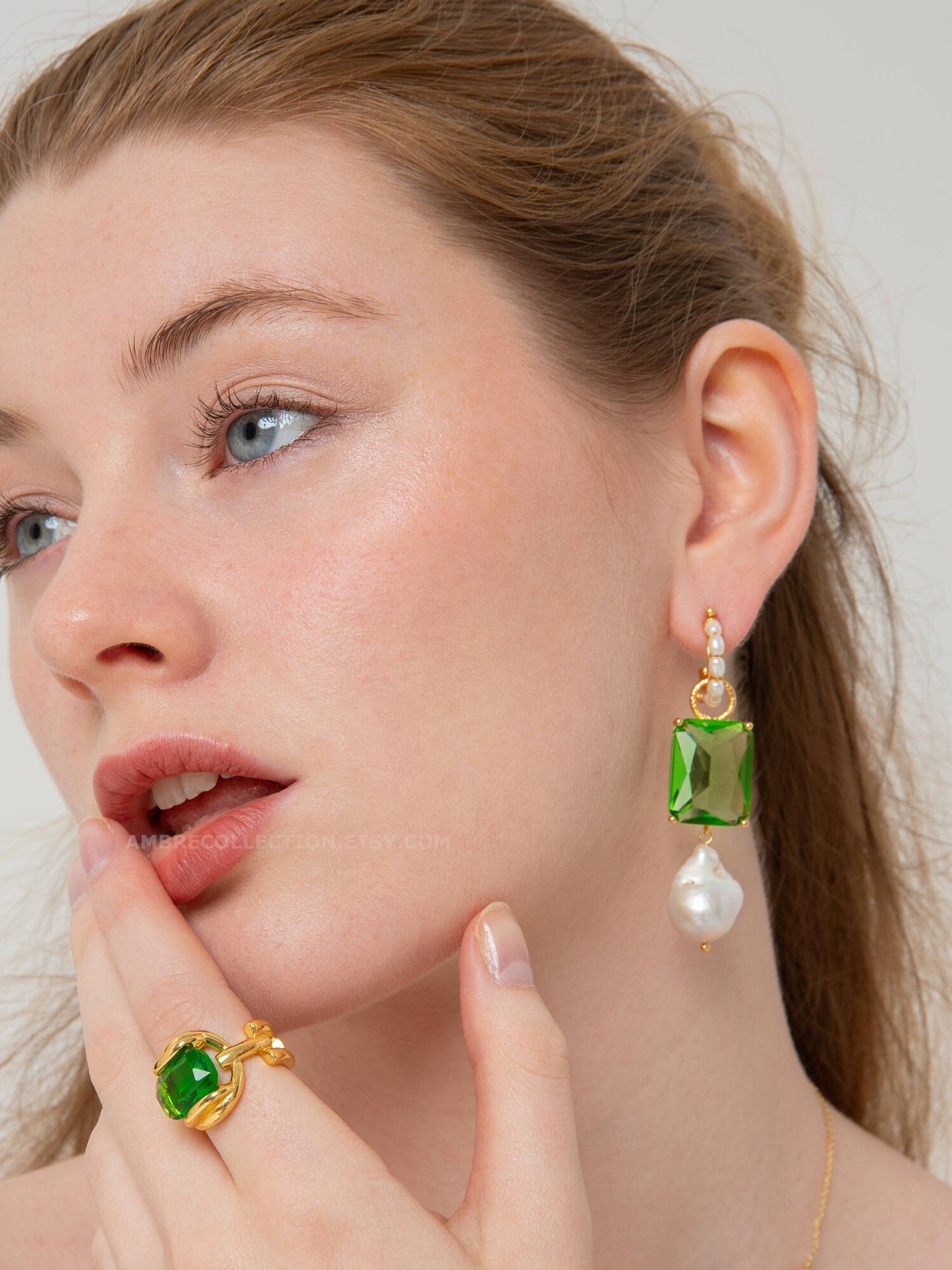 Grüne Kristall Und Perle Statement Ohrringe von AmbreCollection