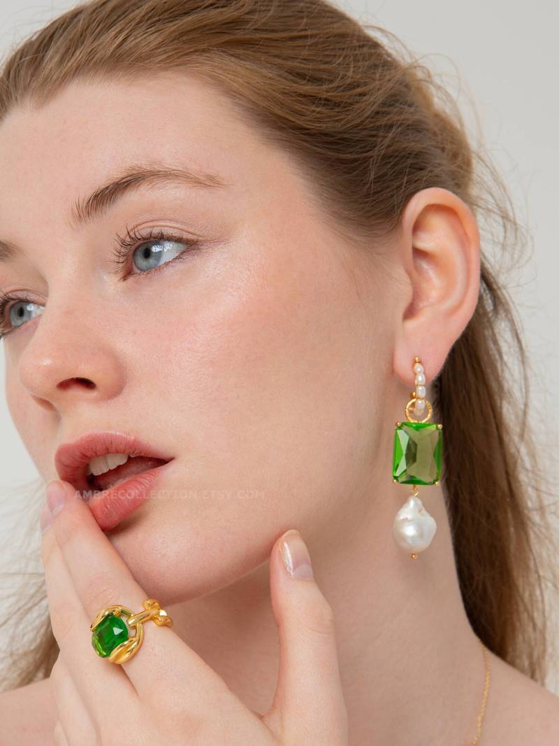 Grüne Kristall Und Perle Statement Ohrringe von AmbreCollection