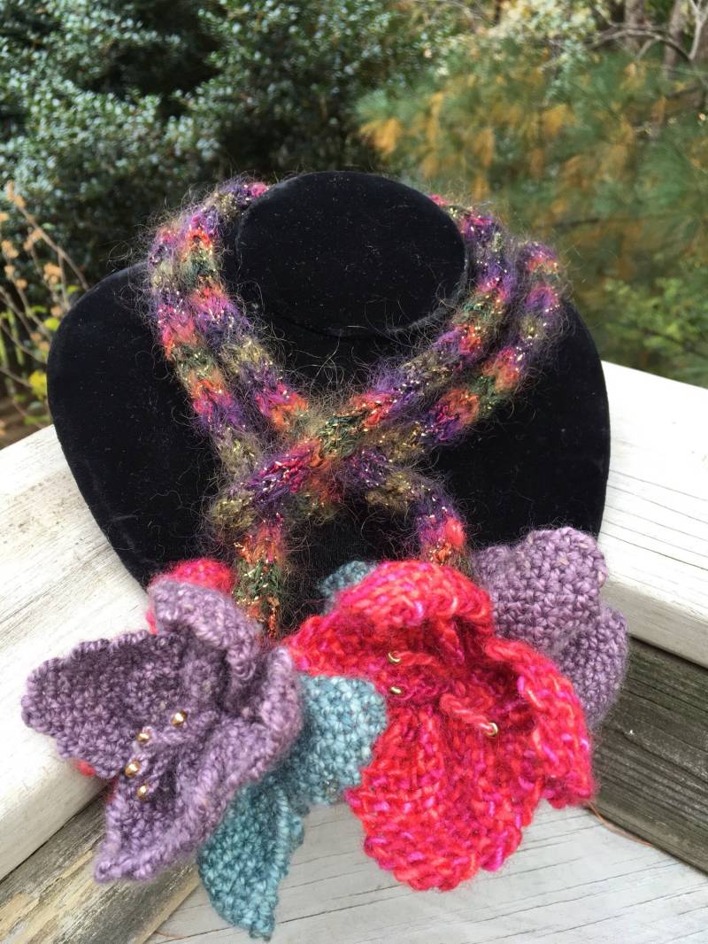 Lila Pinloom Blumen Gestrickte Lariat Halskette Lila Pinloom Blumen Gestrickte Lariat Halskette von AmbrosianFiberArts