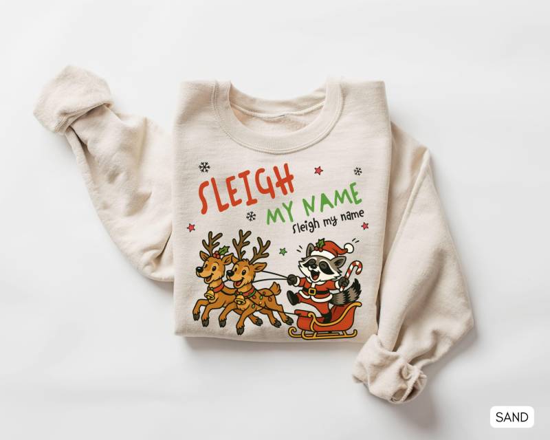Lustiges Waschbär Sweatshirt, Retro Weihnachtspullover, Weihnachten Rentier Vintage Weihnachtsmann Lustiges Weihnachtsgeschenk von AmeCollectiveStudio