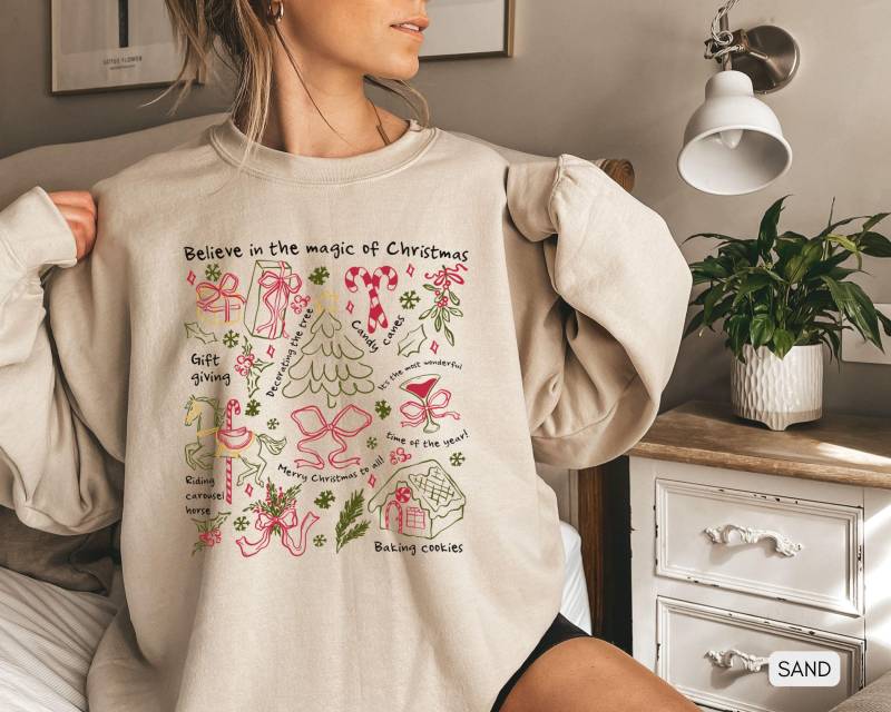 Tis The Season Weihnachten Sweatshirt, Retro Urlaub Weihnachtsbaum Pullover, Santa Weihnachtsgeschenk, Festliches Sweatshirt von AmeCollectiveStudio