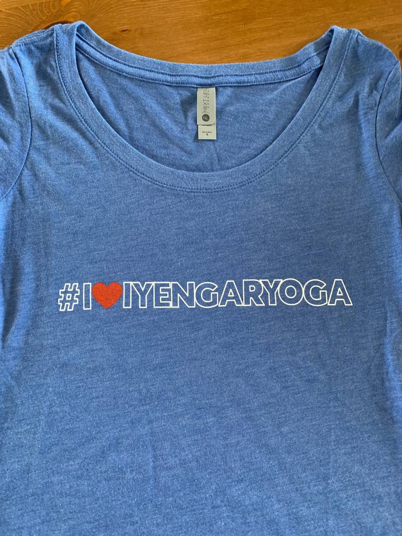 I Heart Iyengar Yoga T-Shirt, Navy Und Denim Blau I Heart Iyengar Yoga T-Shirt, Navy Und Denim Blau von AmeYoga