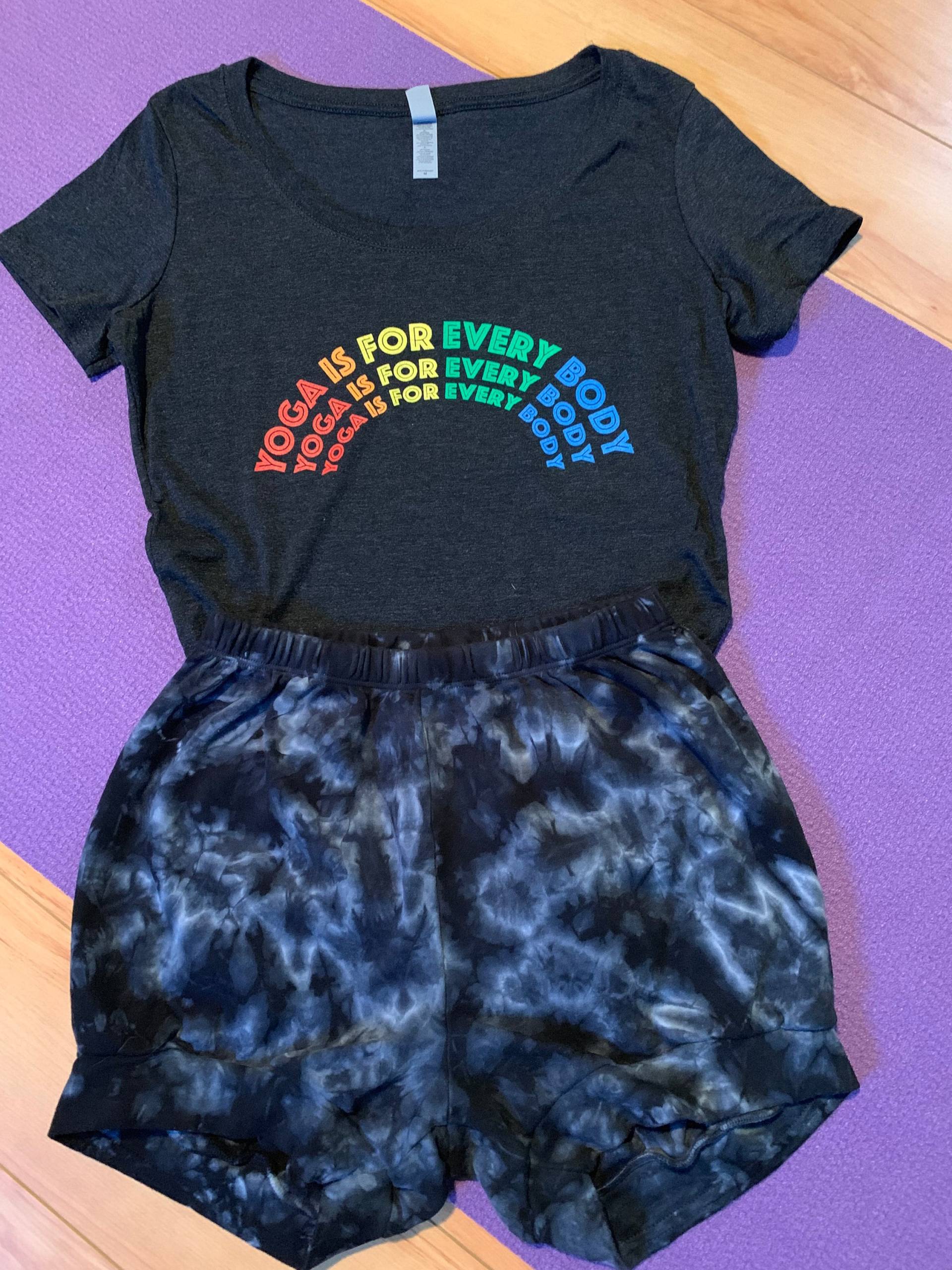 Yoga Ist Für Jeden Körper T-Shirt | Damengrößen - Schwarz Und Grün von AmeYoga