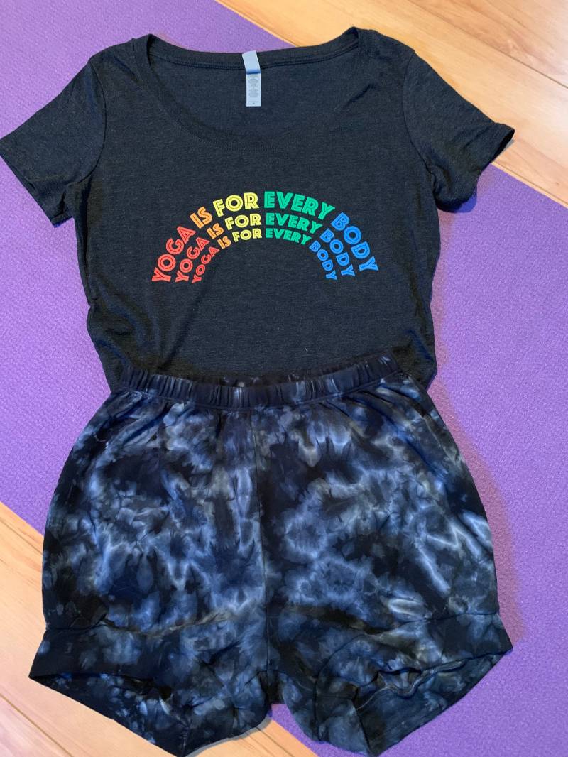 Yoga Ist Für Jeden Körper T-Shirt | Damengrößen - Schwarz Und Grün Yoga Ist Für Jeden Körper T-Shirt | Damengrößen - Schwarz Und Grün von AmeYoga