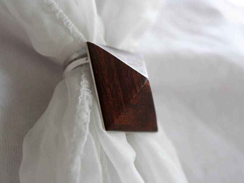 Schalhalter «Terrax» - Silber Mit Holz. Tuchhalter, Seidenschnalle, Mahagoni, Handarbeit, Schmuckmanufaktur Amelang&lietz Schalhalter «Terrax» - Silber Mit Holz. Tuchhalter, Seidenschnalle, Mahagoni, Handarbeit, Schmuckmanufaktur Amelang&lietz von AmelangLietz