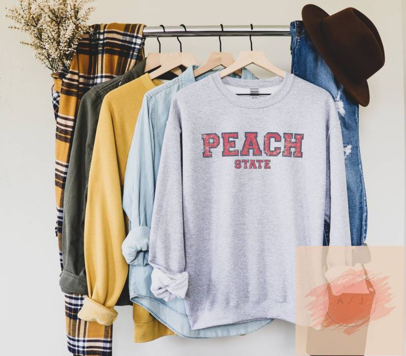 Vintage Georgia Sweatshirt Unisex Peach State Atlanta Baseball Fan Crewneck Distressed Geschenk College von AmeliaJamesDesign