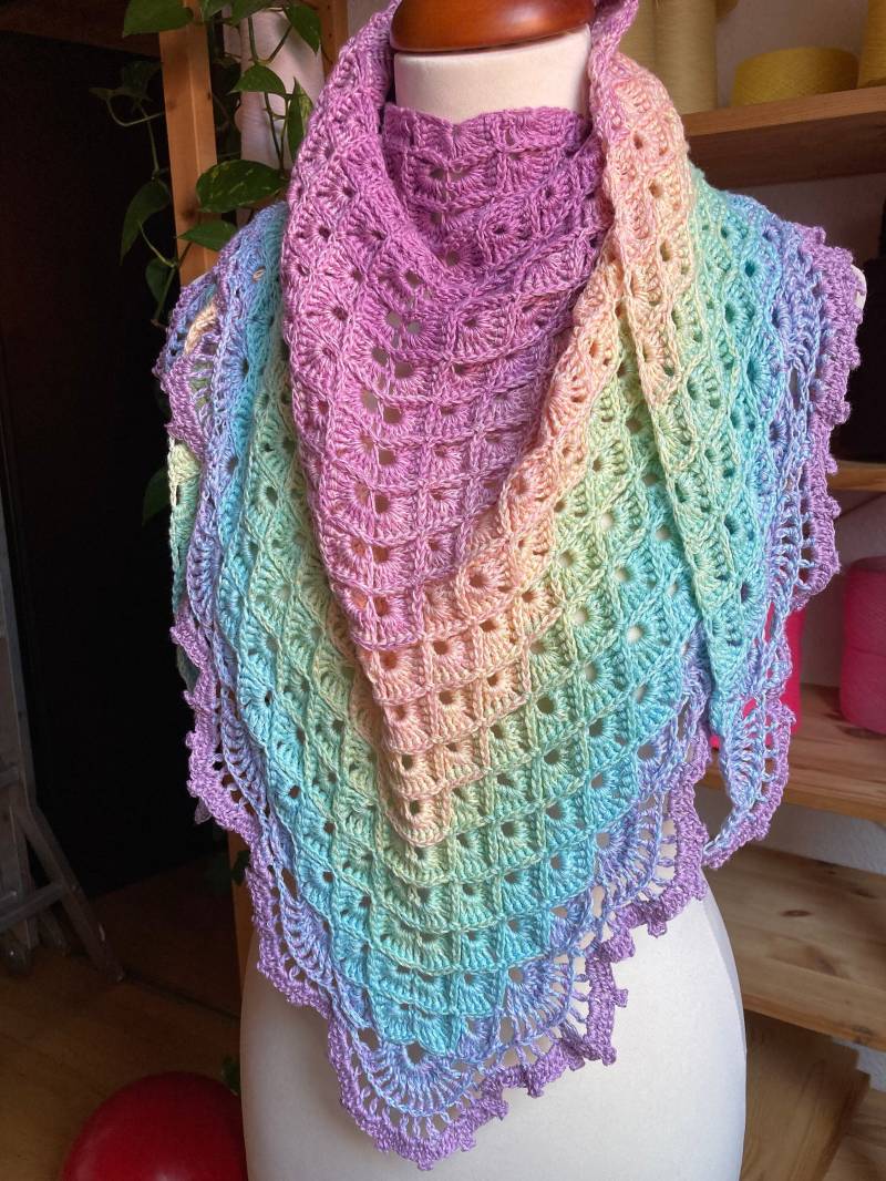 Gehäkeltes Dreieckstuch Relieffa Gehäkeltes Dreieckstuch Relieffa von AmeliesBobbelwelt