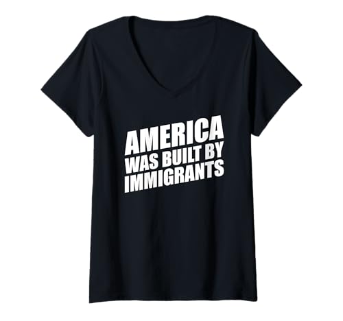 Damen America was Built by Immigrants T-Shirt mit V-Ausschnitt Damen America was Built by Immigrants T-Shirt mit V-Ausschnitt von America Was Built By Immigrants