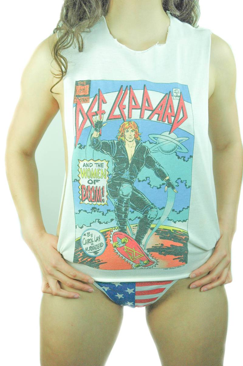 Vintage Def Leppard Shirt 1987 Hysteria Tour Frauen Des Untergangs Def Leppard Konzert Band T-Shirt Die Women Of Doom Comic-Buch Ärmellos von AmericanIconVintage