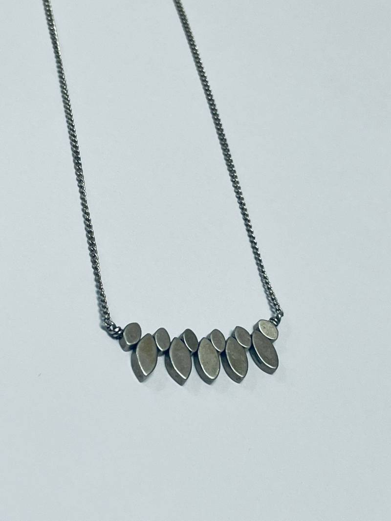 Vintage Einzigartige Sterling Silber Marquise Cut Design Halskette Signiert Kanada von AmericanJewelry224