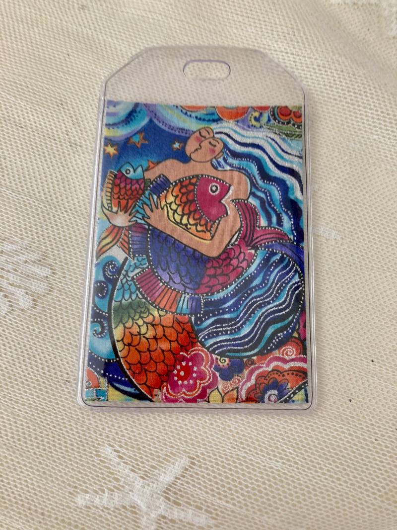 Laurel Burch Gepäckanhänger Paar Seegöttin Meerjungfrau Stoff & Vinyl Ozean Reise Accessoire Geschenk Kartenhalter Ruhestand Grad Strand Hochzeit von AmericanPie