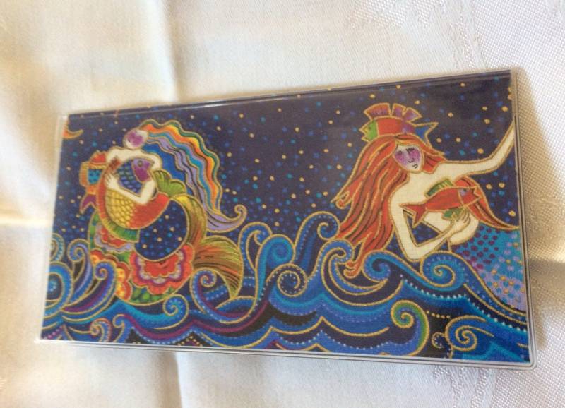 Laurel Burch Mermaids Scheckbuchbezug Stoff & Vinylschutz, Seltenes Vergriffenes Gewebe Sea Ocean Geschenk Für Graduierte, Unter 10 Geschenk von AmericanPie