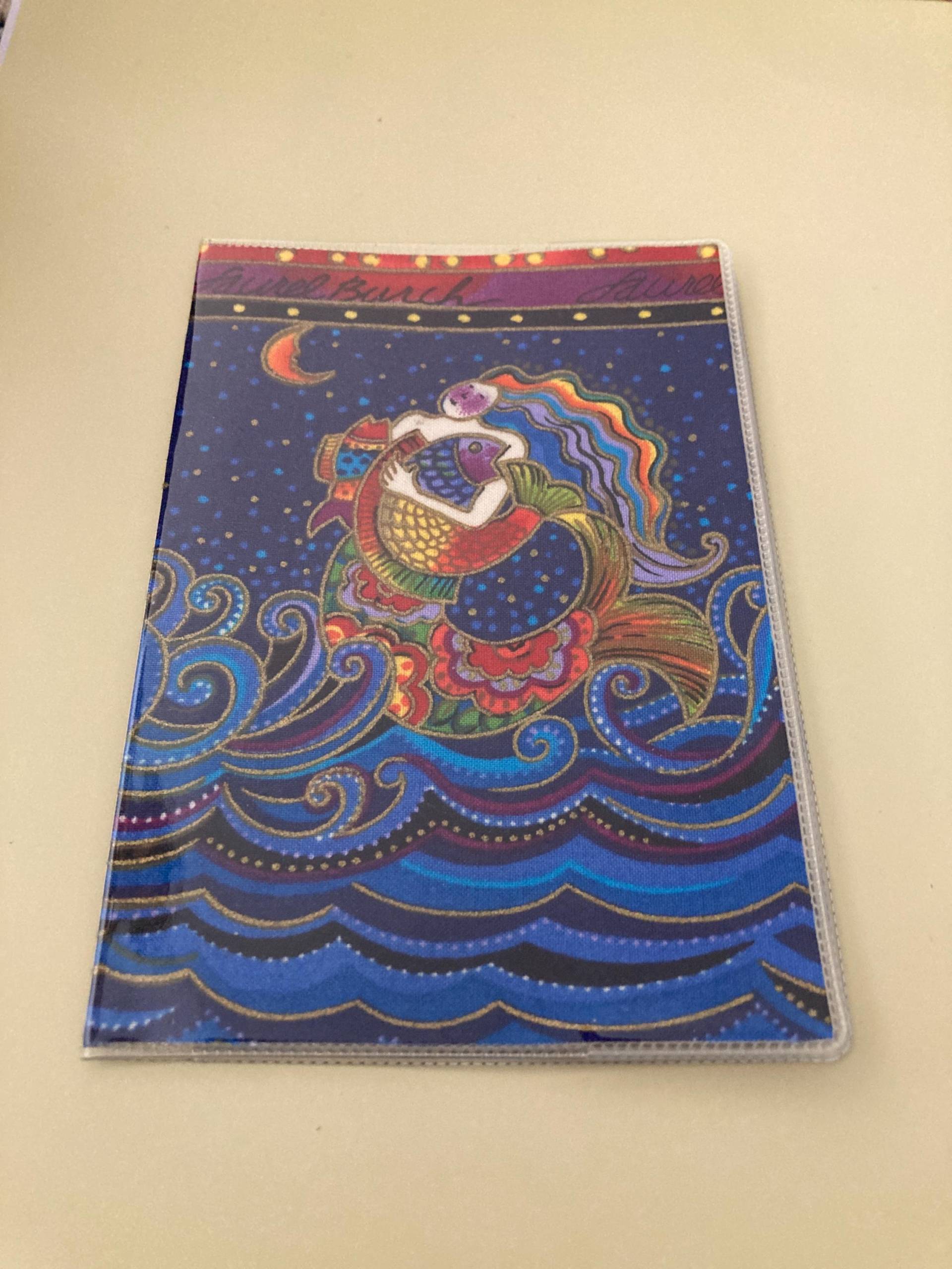 Laurel Burch Passport Cover Mermaids Designer Stoff & Vinyl Ziel Hochzeit Gunsten Kreuzfahrt Reise Accessoire Ruhestand Bon Voyage Geschenk von AmericanPie