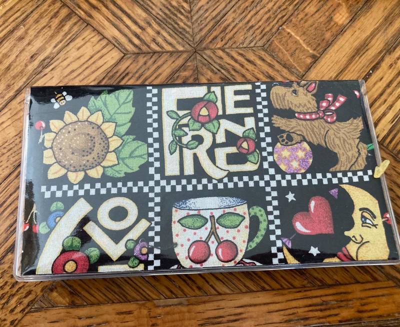 Scheckhefthülle Selten Aus Druck Mary Engelbreit Vintage Stoff Familie Zuhause Freunde Scotty Kirschen Halbmond von AmericanPie