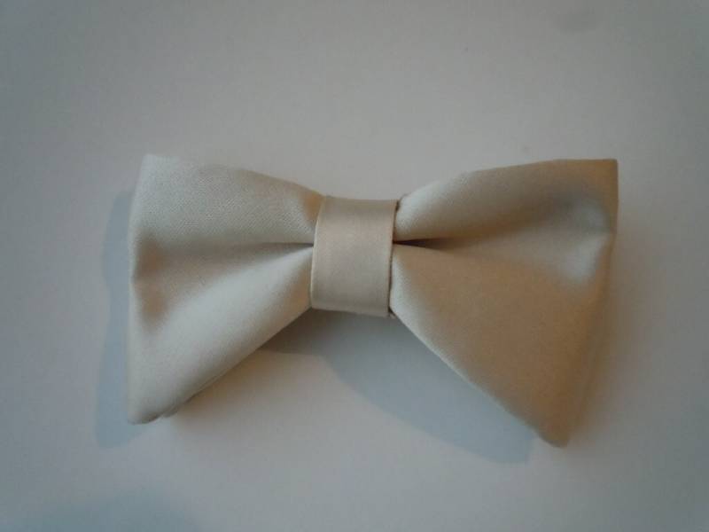 Attraktive 1980Er Jahre Satin Creme Formal Fliege Deadstock Ungetragen Mint Attraktive 1980Er Jahre Satin Creme Formal Fliege Deadstock Ungetragen Mint von AmericanVintagePDX