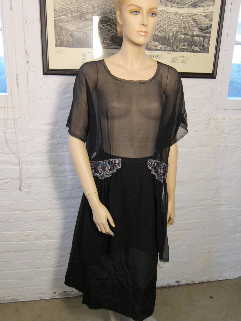 Taille Bis Zu 34" Unglaubliche 1920Er Jahre Tropfen Taille Sehr Schiere Bestickte Kleid Taille Bis Zu 34" Unglaubliche 1920Er Jahre Tropfen Taille Sehr Schiere Bestickte Kleid von AmericanVintagePDX